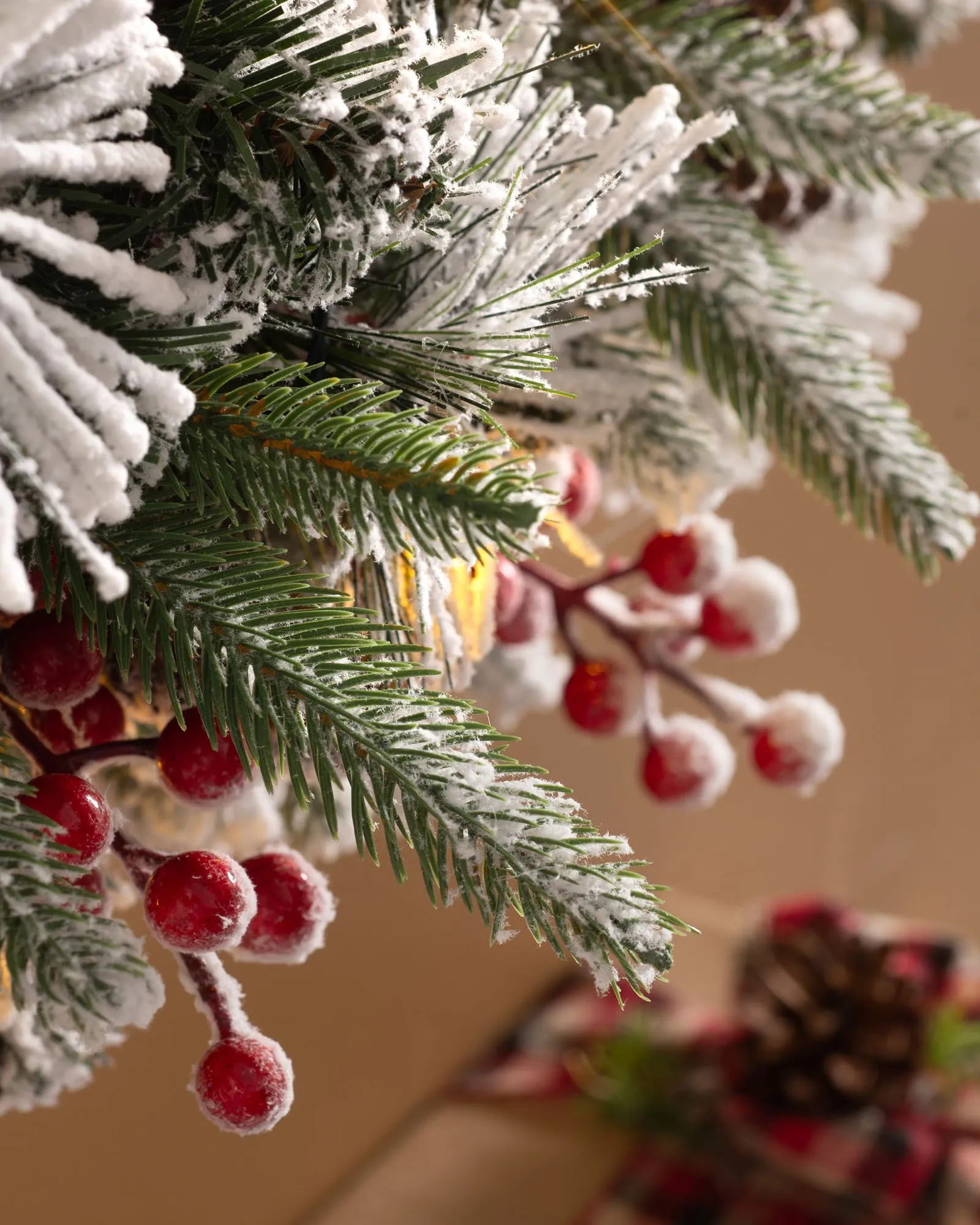 Pre-Lit Extra Thick Mixed Pine Snow Flocked Wreath, Pinecones & Berries, 76 cm