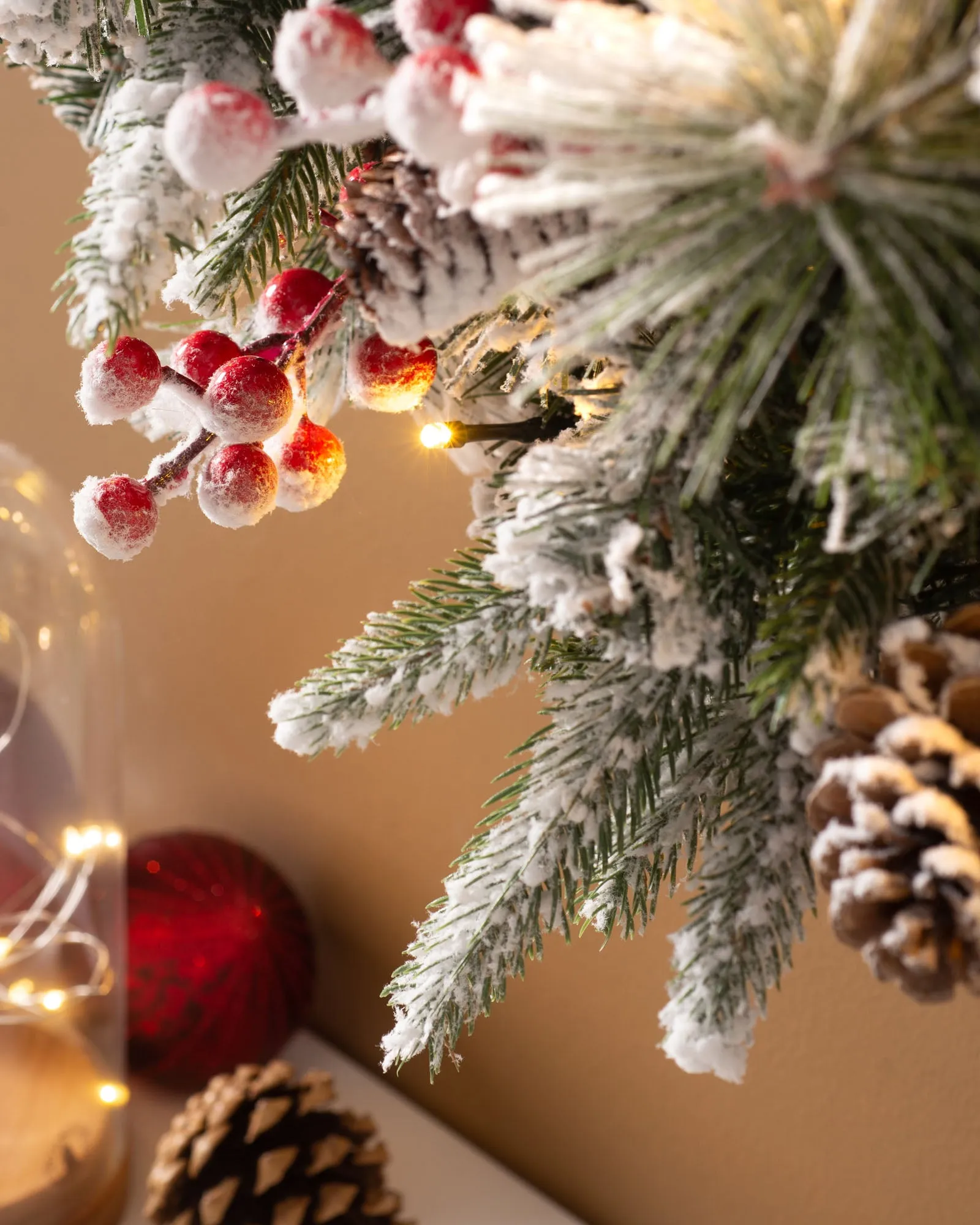 Pre-Lit Extra Thick Mixed Pine Snow Flocked Wreath, Pinecones & Berries, 76 cm