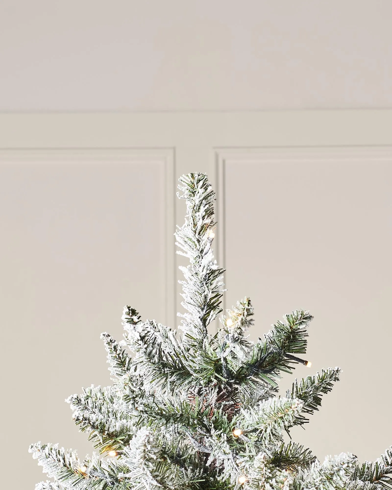 Pre-Lit Full Bodied Snow Flocked Christmas Tree, 5 ft